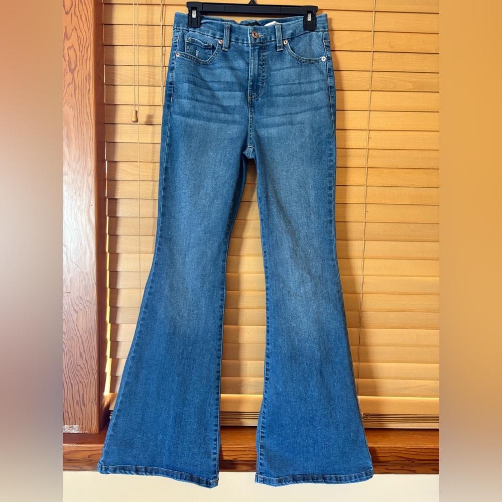 BCBGeneration NWOT Blue Flare Jeans, High Rise Curvy. 5 pockets.Size 7/28 - Picture 8 of 8